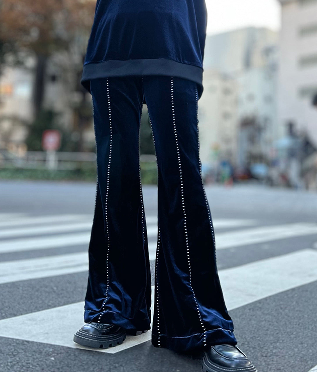 TENDER PERSON〉VELOR FLARE PANTS（NAVY）│QUI STORE