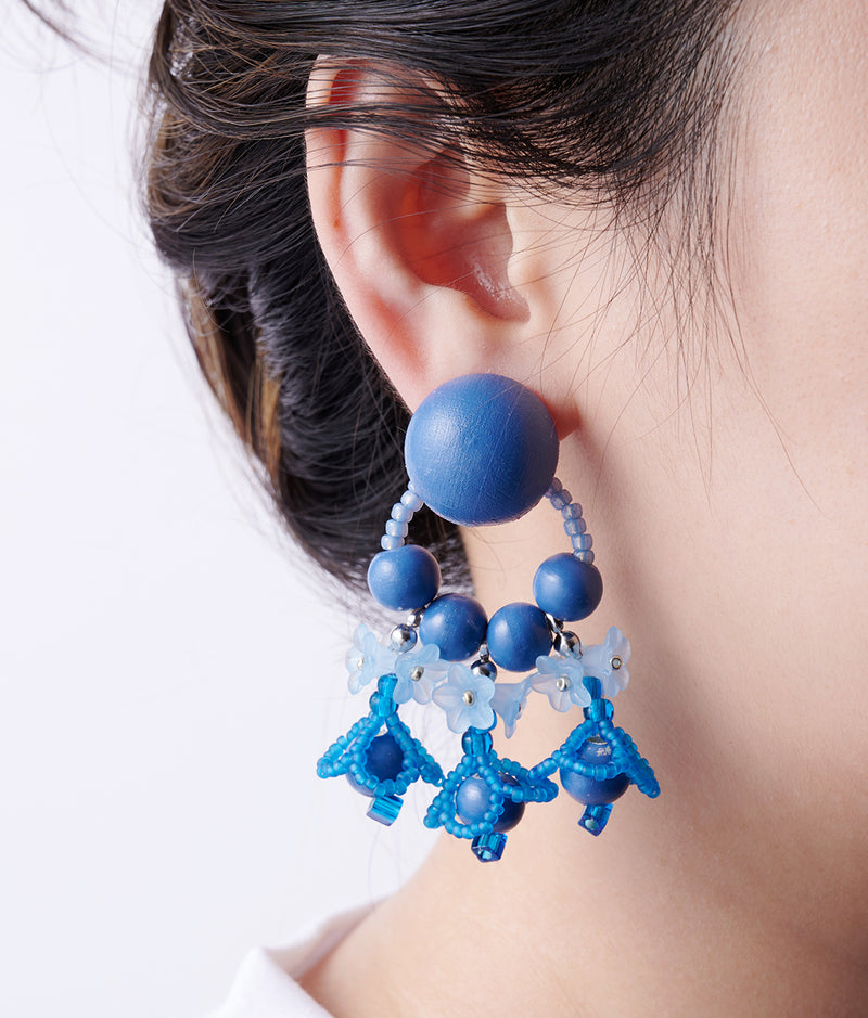 lilibySERI〉WOOD FLOWER MINI HOOP EARRINGS（BLUE）│QUI STORE