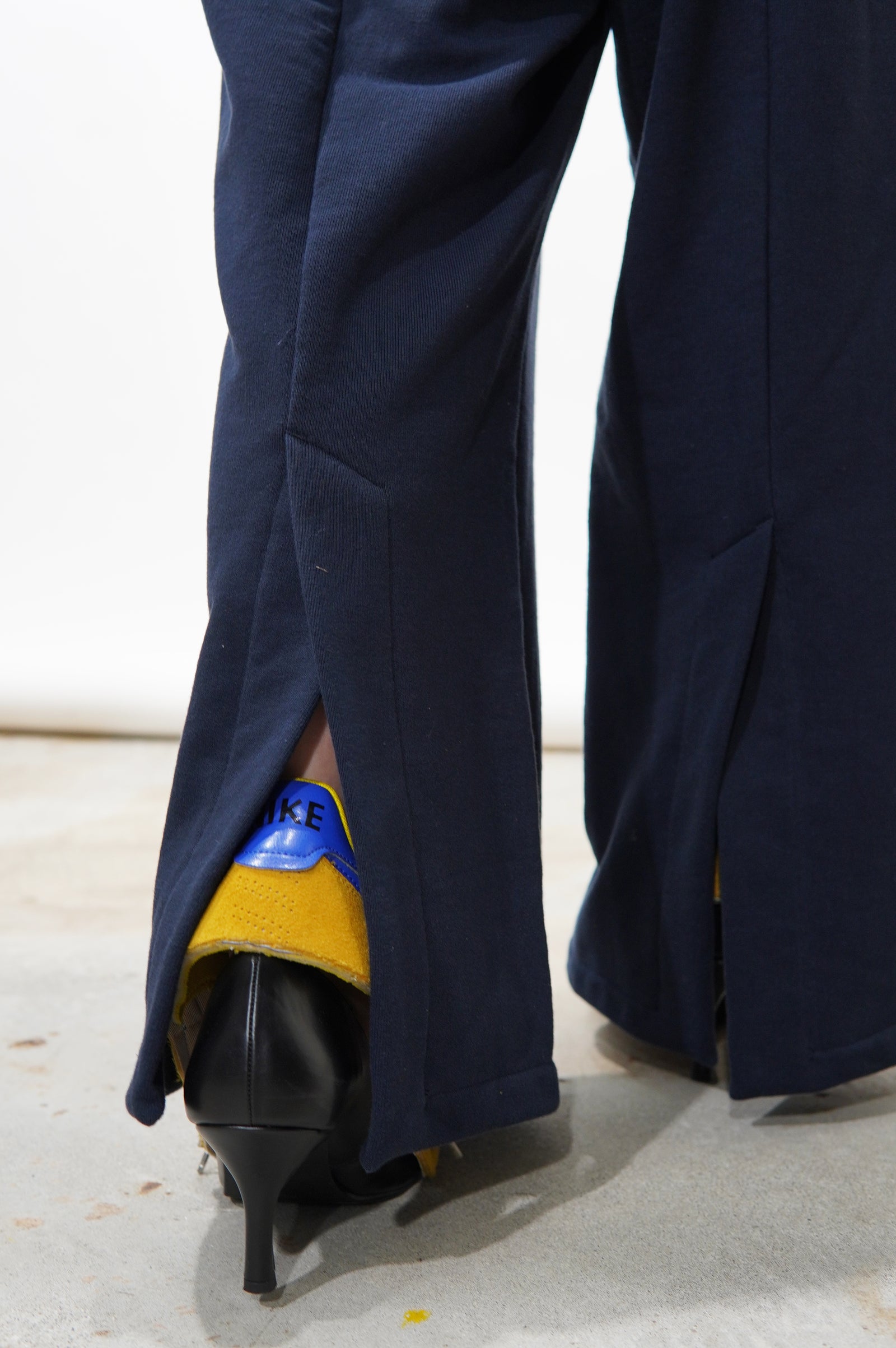 NONTOKYO〉BACK SLIT SWEAT PANTS（NAVY）│QUI STORE