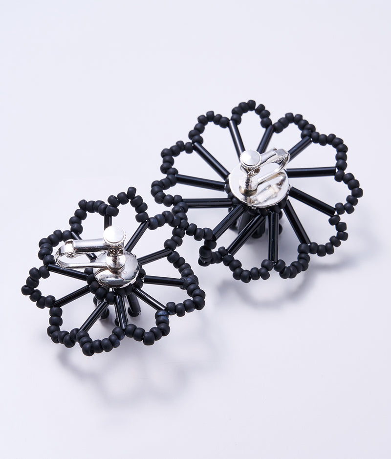 〈lilibySERI〉FLOWER DRAWING PIERCE&EARRINGS No,3 / フラワードローイングピアス&イヤリング No,3（BLACK）
